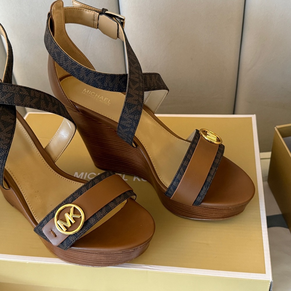 Michael Kors Brown Carmen Wedge with logo. size 9. NIB - Picture 5 of 6